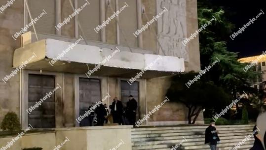 Protesta/ Ekspertët e kriminalistikës tek Kryeministria, mbledhin provat pas shpërthimit të molotovëve