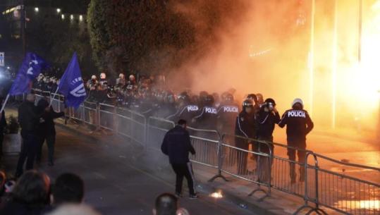 Protesta e opozitës, shoqërohen në komisariat 10 protestues