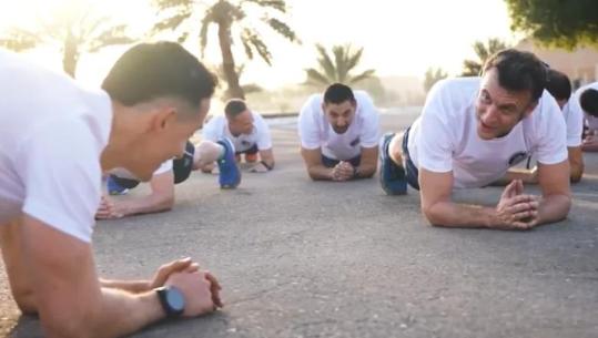 Macron viziton ushtarët francezë në Emiratet e Bashkuara Arabe, bën ushtrime dhe gatuan për ta (VIDEO)