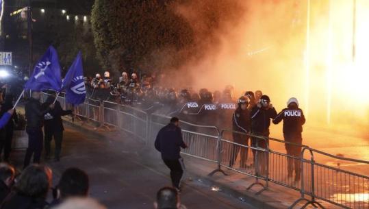 Protesta me molotov e Berishës para kryeministrisë, 4 në pranga! Nis hetimi për 6 të tjerë