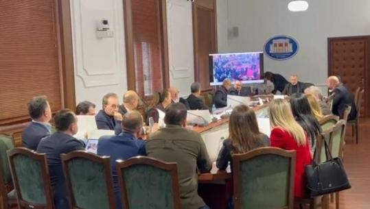 Mbledhja tek ‘Etika’, Vokshi-Manjës: Të erdhi mesazhi nga Rama?! Bardhi: Na keni quajtur grup kriminal, harroni që anëtarët e qeverisë tuaj sillen si banditë