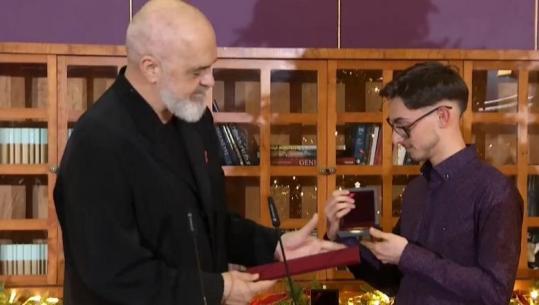 Medalje Ari për 190 nxënës ekselentë / Rama me ‘Kampionët e Dijes’: Në majë arrijnë ata që nuk dorëzohen