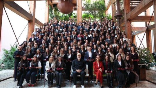 Medalje Ari për 190 nxënës ekselentë / Rama me ‘Kampionët e Dijes’: Në majë arrijnë ata që nuk dorëzohen