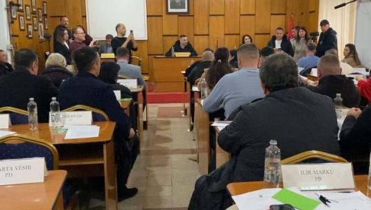 Këshilli Bashkiak i Lushnjës i heq titullin ‘qytetar nderi’ Gjergji Velos