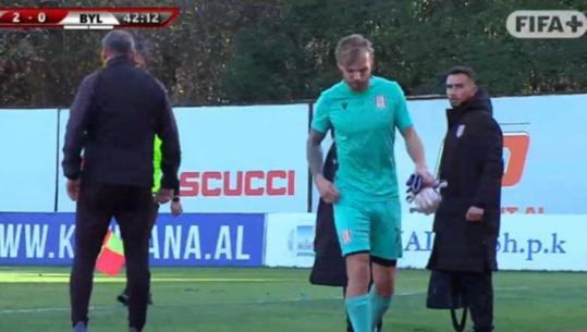 E paprecedentë në futbollin shqiptar, portieri i Bylisit del nga fusha pa e zëvendësuar trajneri Mirel Josa! Arbitri e ndëshkon me karton
