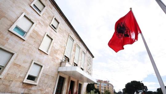 Vendos qeveria, e premtja pushim për administratën