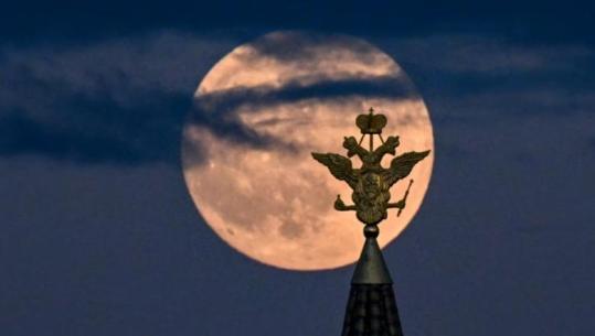 Rusia synon të ndërtojë një central bërthamor në Hënë