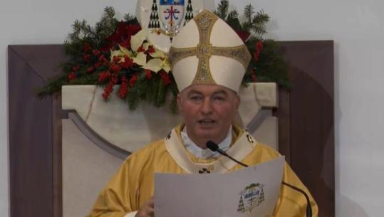 LIVE TV- Besimtarë katolikë kremtojnë Krishtlindjen në katedralen ‘Shën Pali’ në Tiranë, Imzot Arjan Dodaj: Ecim me gëzim dhe shpresë përballë çdo zhgënjimi njerëzor