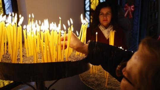 Sot festa e Krishtlindjes, besimtarët luten për më shumë shëndet e mirësi