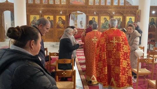 Mbahet mesha e shenjtë e Krishtlindjes në Kishën e Shën 'Gjergjit', besimtarët urojnë për paqe e begati