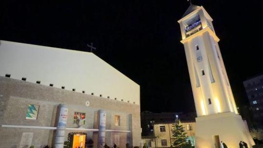 Besimtarët në Lezhë kremtojnë Krishtlindjen në Katedralen e Shën Nikollit