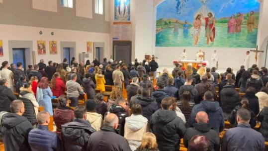 Besimtarët në Pukë e Vaun e Dejës kremtojnë festën e Krishtlindjes, urime për paqe e bagëti