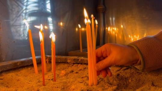 Korça kremton Krishtlindjet, besimtarët luten në Katedralen Ngjallja e Krishtit! Mitropoliti Anastas mesazh bashkimi e tolerance