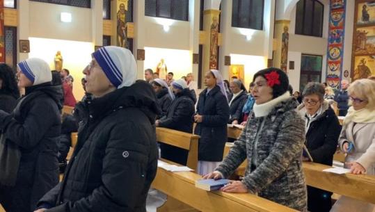 Elbasan/ Besimtarët katolikë kremtojnë festën e Krishtlindjes, qindra të pranishëm