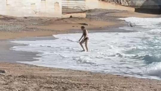 Plazh dhe Krishtlindje, qytetarët sfidojnë temperaturat në Himarë