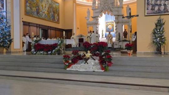 Lindja e Krishtit/ Mbahet Mesha e Shenjtë në Katedralen ‘Shën Shtjefni’ në Shkodër