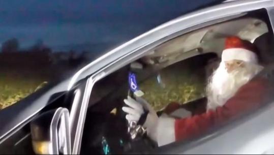 Ohio/ Babagjyshi shkel gazin me ‘slitën’ moderne, oficeri e ndalon për të bërë një foto