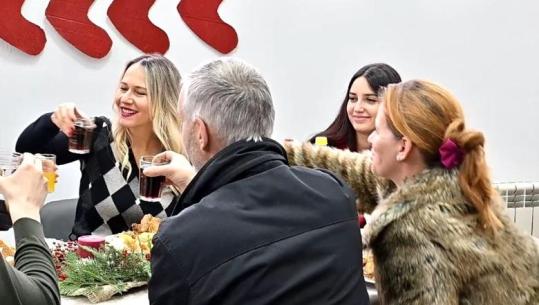 Bashkia e Tiranës shtron drekën e Krishtlindjes në qendrën ‘Gonxhe Bojaxhi’, Ristani: Mënyra më e mirë për t’u njohur e për të falënderuar njëri-tjetrin