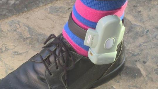 I kërkonte Franca, dy ‘skifterët’ shqiptarë kapen në Angli, njërit i vendosin ‘Rolex’ në këmbë