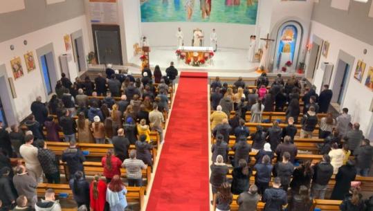 Kremtohet Krishtlindja, besimtarët në të gjithë vendin mbushin kishat! Lutje dhe mesazhe paqeje