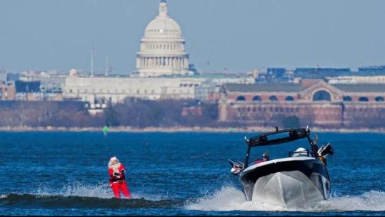 Nga babagjyshë që bëjnë ‘surf’ në ujë tek mesha e Papa Leone XIV në Vatikan! Si u festua në botë Krishtlindja