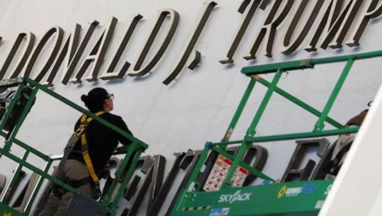 Koncerti i xhazit të natës së Krishtlindjes në Kennedy Center u anulua pas vendosjes së emrit të Trump