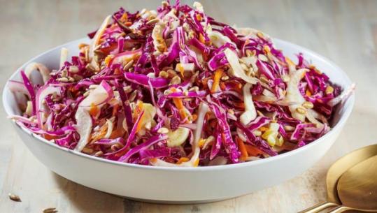 Sallatë me panxhar, shegë dhe lakër të kuqe nga zonja Albana