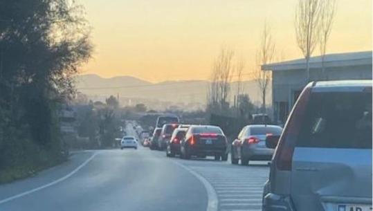 Festat e fundvitit vështirësojnë qarkullimin, fluks i lartë automjetesh në Rrugën e Arbrit