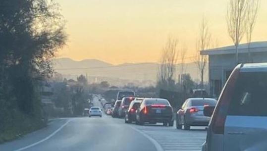 Festat e fundvitit ‘paralizojë’ qarkullimin në Rrugën e Arbrit, fluks i lartë automjetesh