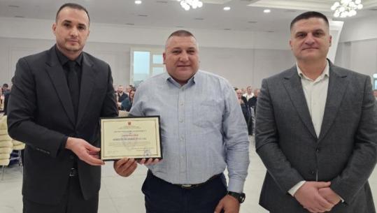 I shpëtoi jetën protestuesit që u dogj nga molotovët e ‘Berishës’, Proda i jep certifikatë inspektorit të policisë