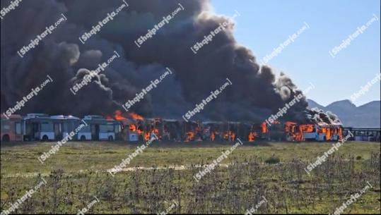 Digjen dhjetëra autobusë të rreshtuar në sektorin Rinia në Durrës! Tymi mbulon zonën