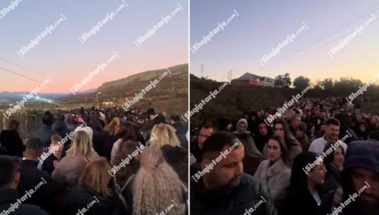 Atmosferë festive në Hajmel, besimtarët presin në radhë për shfaqjen e 'Betlehemit'