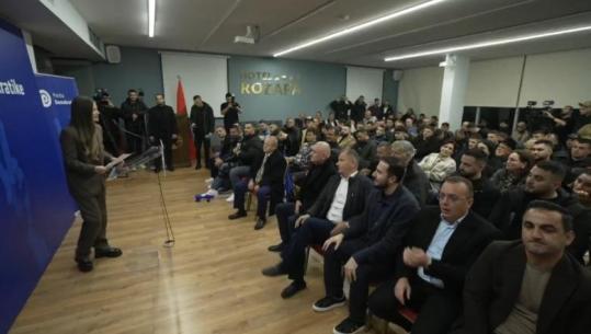 Ervin Salianji zhvillon foltore në Shkodër, salla e mbushur me demokratë