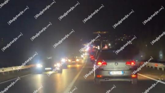 Festat e fundvitit/ Trafik i rënduar në superstradën Lezhë–Milot (VIDEO)