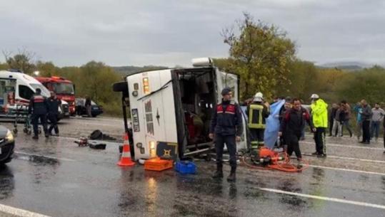 Turqi/ Autobusi del nga rruga dhe përmbyset, 5 të vdekur e 6 të plagosur