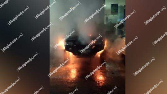 Pogradec/ Një makinë e parkuar përfshihet nga flakët, dyshohet e qëllimshme