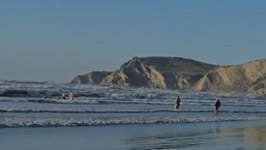 Qytetarët vlonjatë sfidojnë të ftohtin e mbyllin vitin duke u larë në det