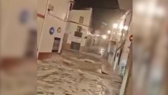 Moti i keq godet Spanjën, rrugë të përmbytura e shtëpi nën ujë nga reshjet e dendura (VIDEO)