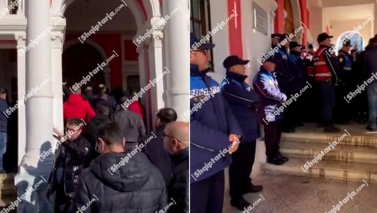 Vijon skandali në Vlorë, vendi prej 4 ditësh pa ujë, qytetarët protestë përpara bashkisë! Tensione me policinë
