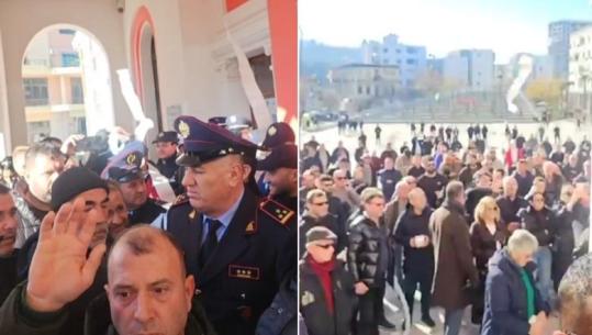 Vlora 4 ditë pa ujë, banorët në protestë, tentojnë të futen në Bashki! Tensione me policinë, u hedhin letra higjienike