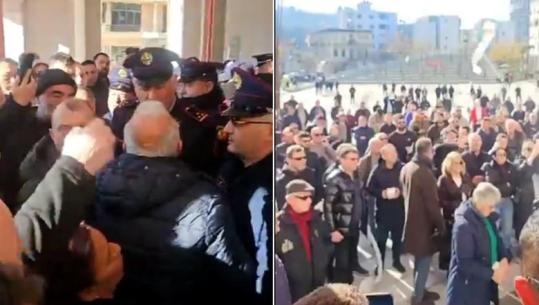 Vlora 4 ditë pa ujë, banorët në protestë, tentojnë të futen në Bashki! Tensione me policinë, u hedhin letra higjienike