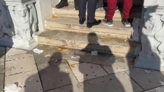 Prej katër ditësh pa ujë të pijshëm, qytetarët e Vlorës gjuajnë me vezë drejt Bashkisë