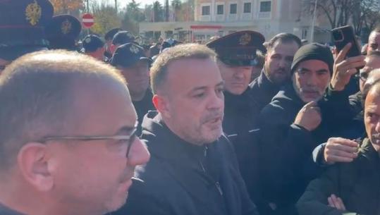Drejtori i Ujësjellësit takon protestuesit në Vlorë: Në mesnatë rinis furnizimi me ujë! Banorët: Po nuk mbajte fjalën, do vijojmë me protestat