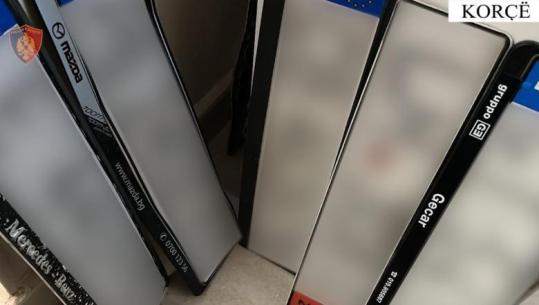 Korçë/ Vodhi targat e 5 automjeteve, arrestohet një 23-vjeçar