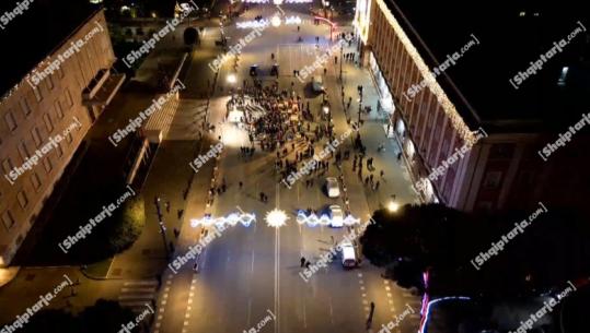 Tkurren militantët e PD, Berisha me një grusht njerëzish në protestën para Kryeministrisë