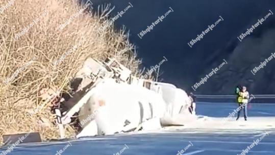 Përmbyset autoboti me gaz, bllokohet aksi Strugë-Qafë Thanë