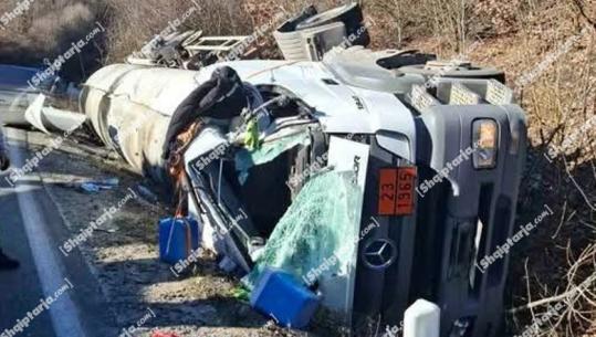 Përmbyset autoboti me gaz, bllokohet aksi Strugë-Qafë Thanë