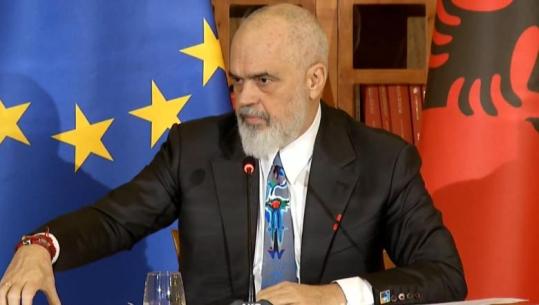 Rama: Nga shtatori 2026, nxënësit e mësuesit do transportohen në shkolla me makina (VIDEO)