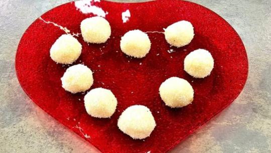 Embëlsira festive pa pjekje -Toptha kokosi nga zonja Albana