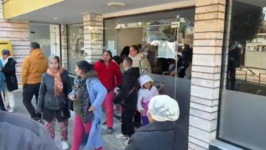 Qeveria miratoi dje shpërblimin 15 mijë lekë për fundvit, personat me aftësi të kufizuara në Lezhë protestojnë për paratë e pamarra